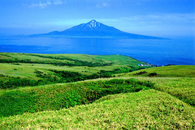 礼文島から望む利尻島～1977年