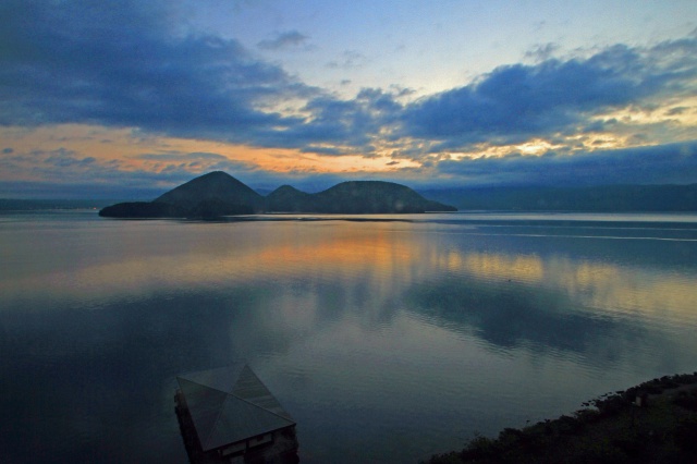 洞爺湖の夜明け