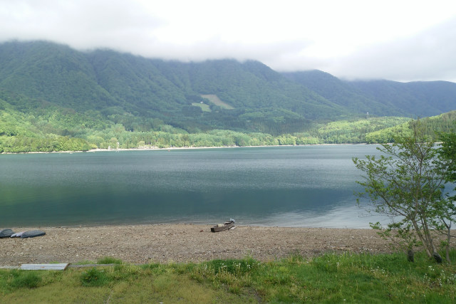 夏を待つ青木湖