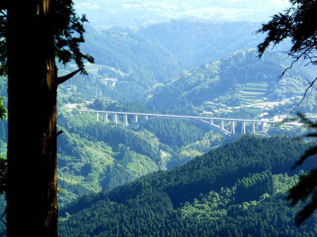 山道から見えたおぼろ大橋