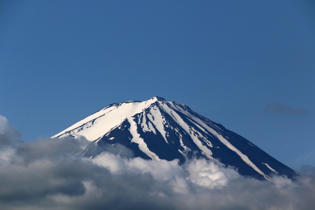 残雪の雲上富士