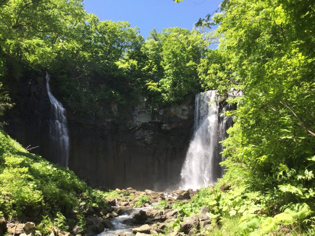 新緑のアシリベツの滝