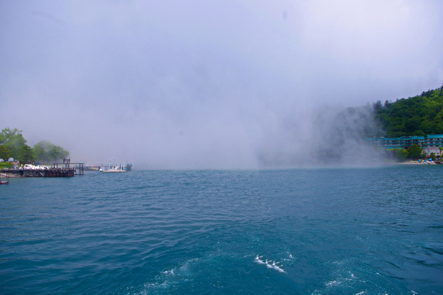 霧に煙る中禅寺湖