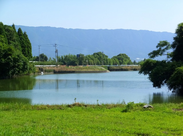 池の向こうに耳納連山