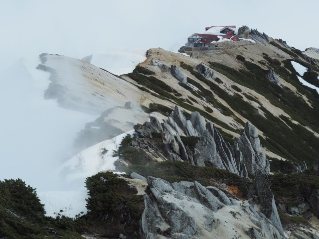 燕山荘を望む