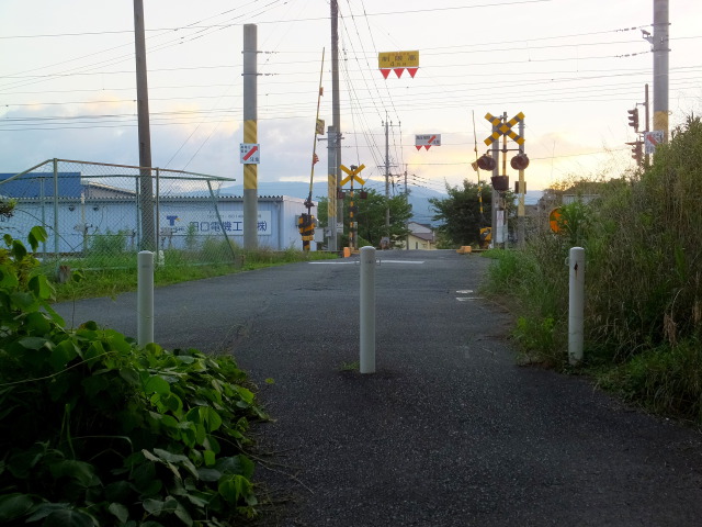 夕暮れの踏切