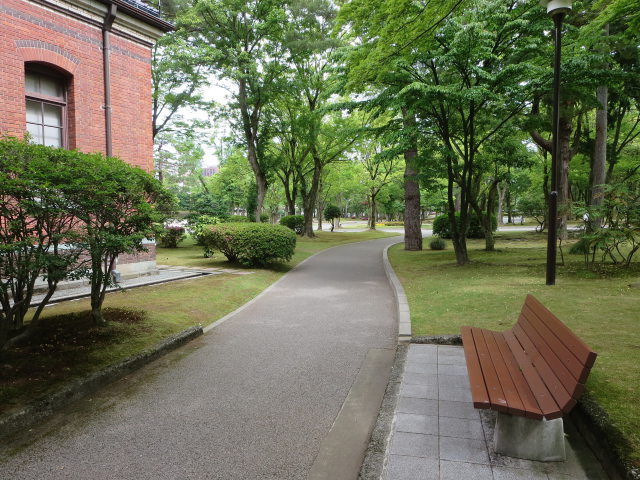 公園のベンチで