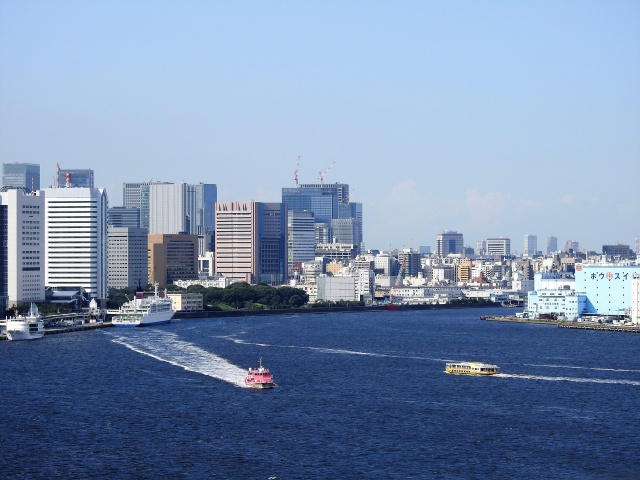 晴海ふ頭を行きかう船