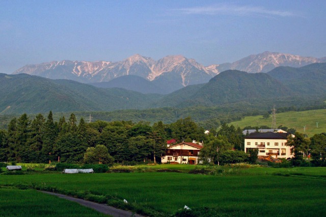 朝を迎えた白馬三山