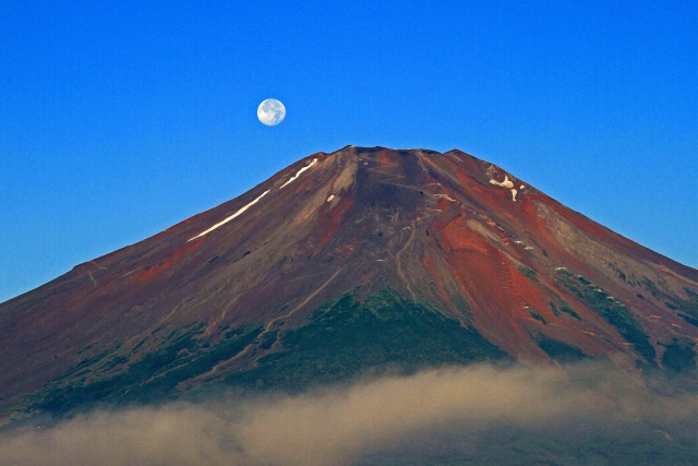 富士山頂に落ちる満月