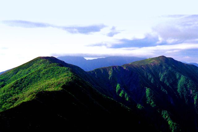 烏帽子岳からの前河内岳小河内岳