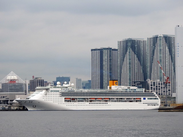 豪華客船の停泊する晴海埠頭