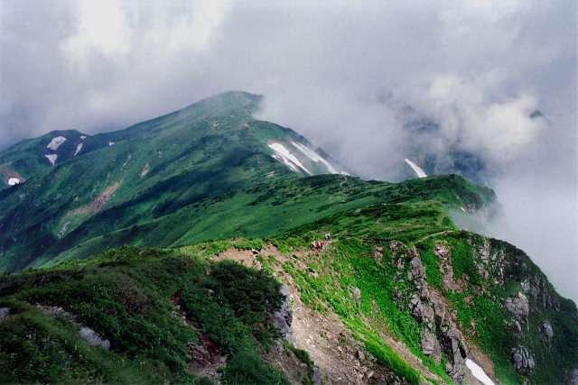 稜線を行く登山者