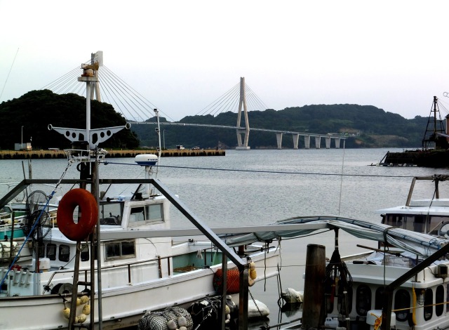 鷹島への橋が見える港