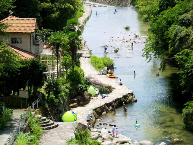 夏休みの川遊び