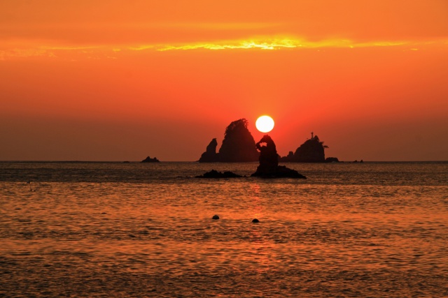 ゴジラ岩に落ちる夕日