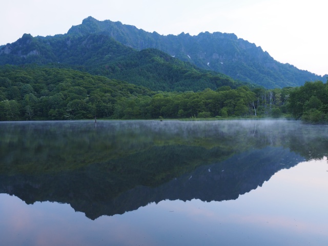 朝の鏡池