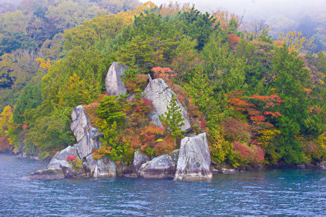 霧の中禅寺湖 浮かび上がる紅葉