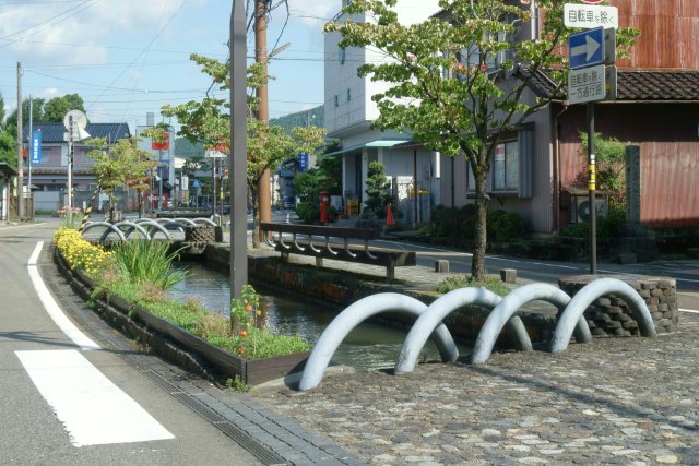 東郷の水路と町並み