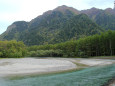 梓川畔・落葉松林と六百山