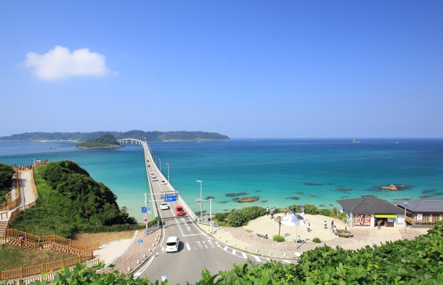 青海に架かる角島大橋