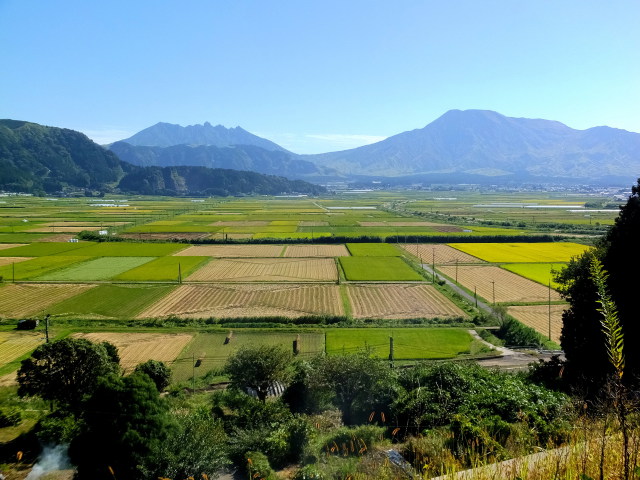 秋の田園と阿蘇山