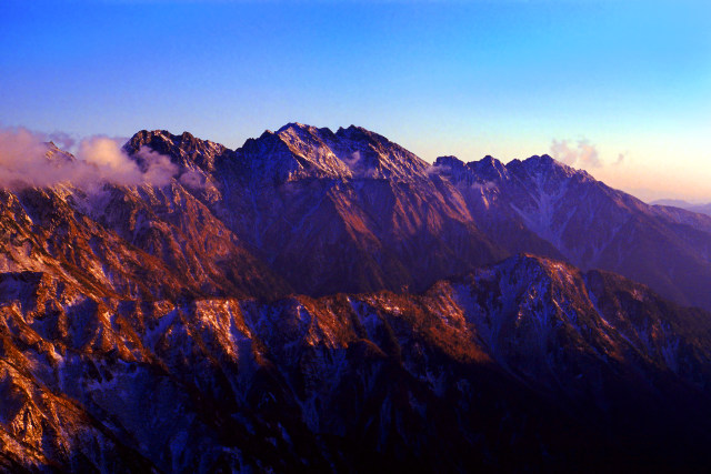 夕暮れの近づく穂高連峰