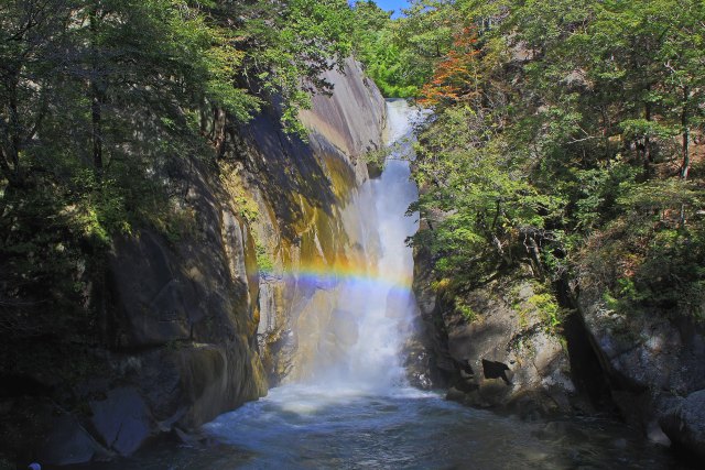 虹のかかる滝