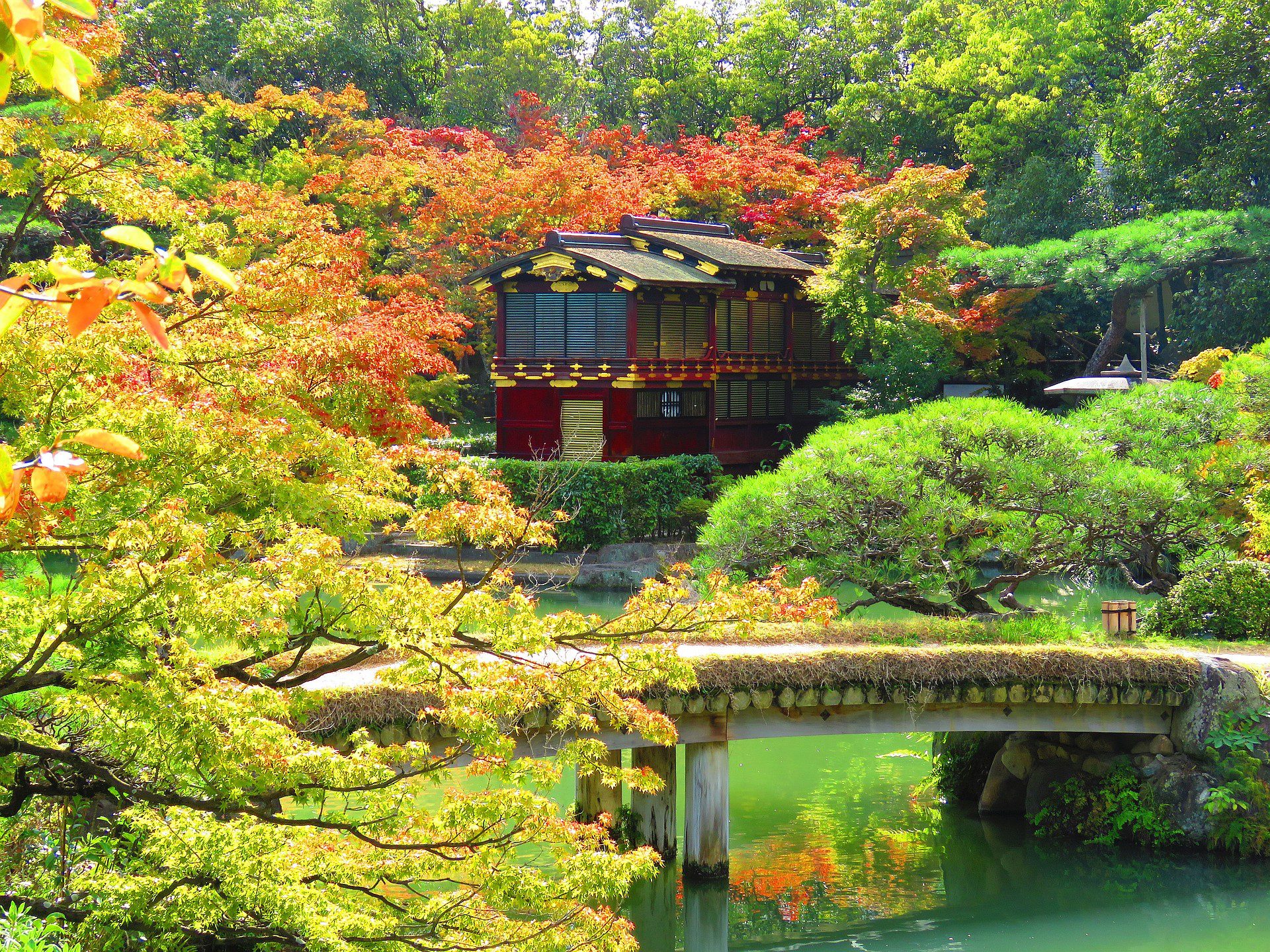 日本の風景 紅葉してきた相楽園屋形船 壁紙19x1440 壁紙館