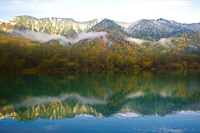 紅葉映す朝の大正池