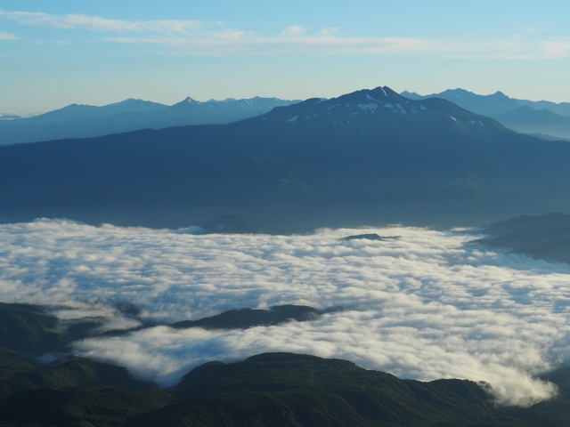 朝の北アルプスを望む