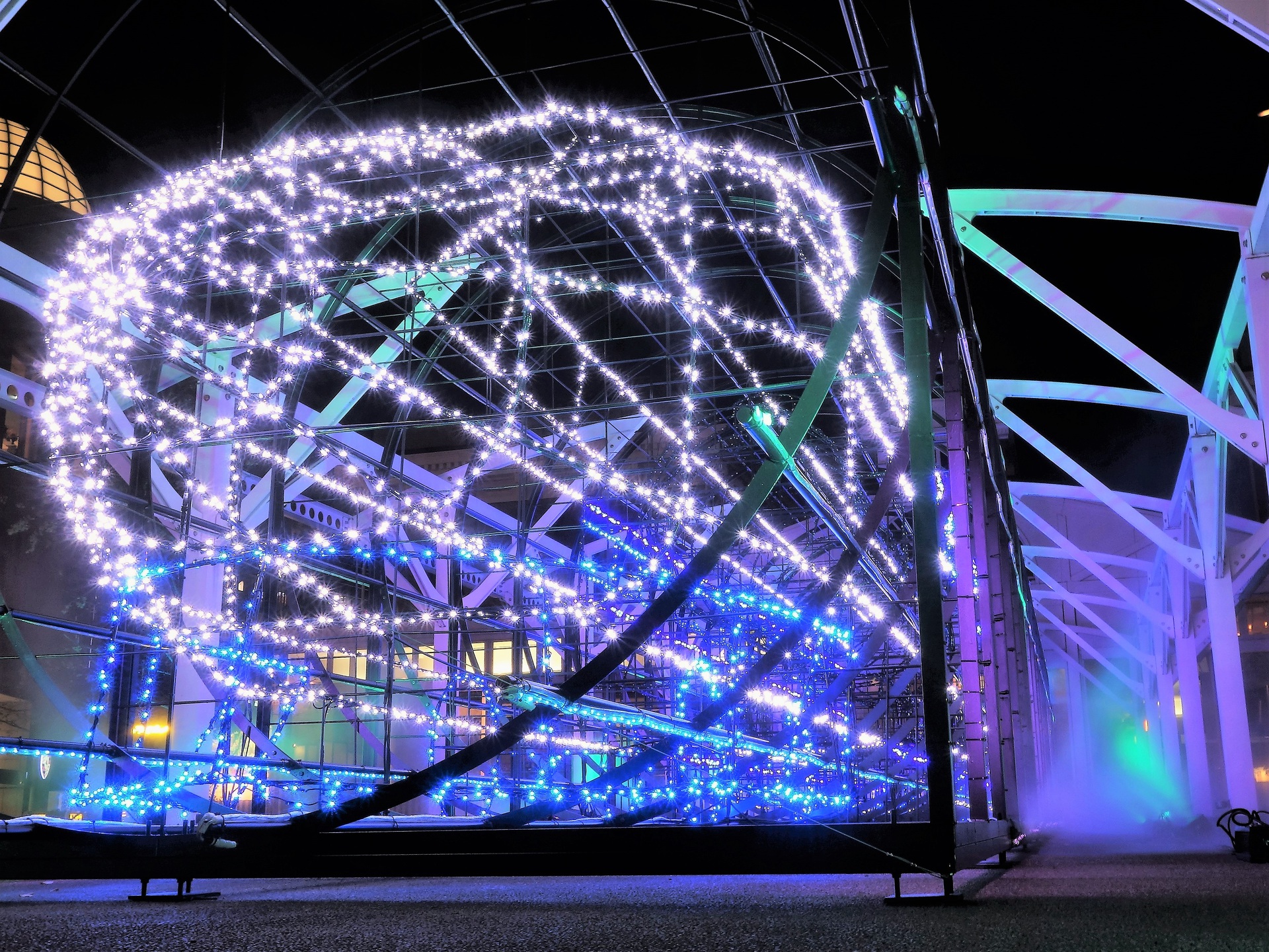 夜景 花火 イルミ 車両歴史展示室のイルミ 壁紙19x1440 壁紙館