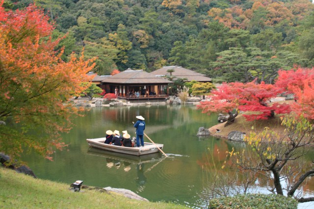 お堀に浮ぶ小舟と紅葉