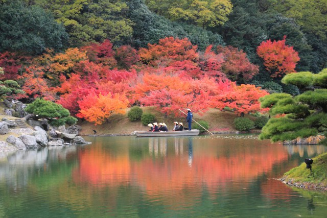 栗林公園の和船と紅葉