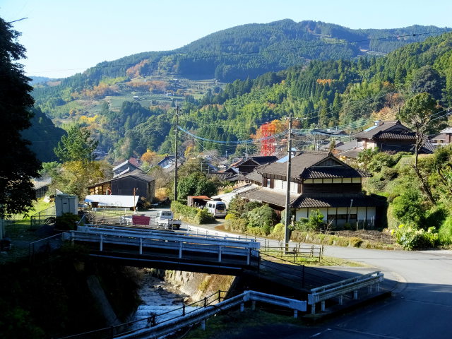 静かな山間集落の秋