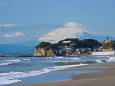 腰越の町並みと富士山