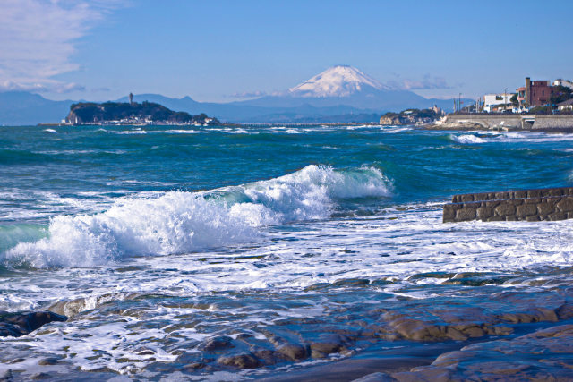 荒れる湘南の海