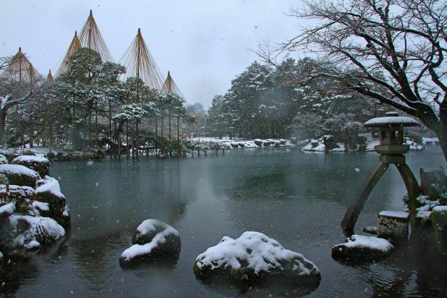 雪の兼六園