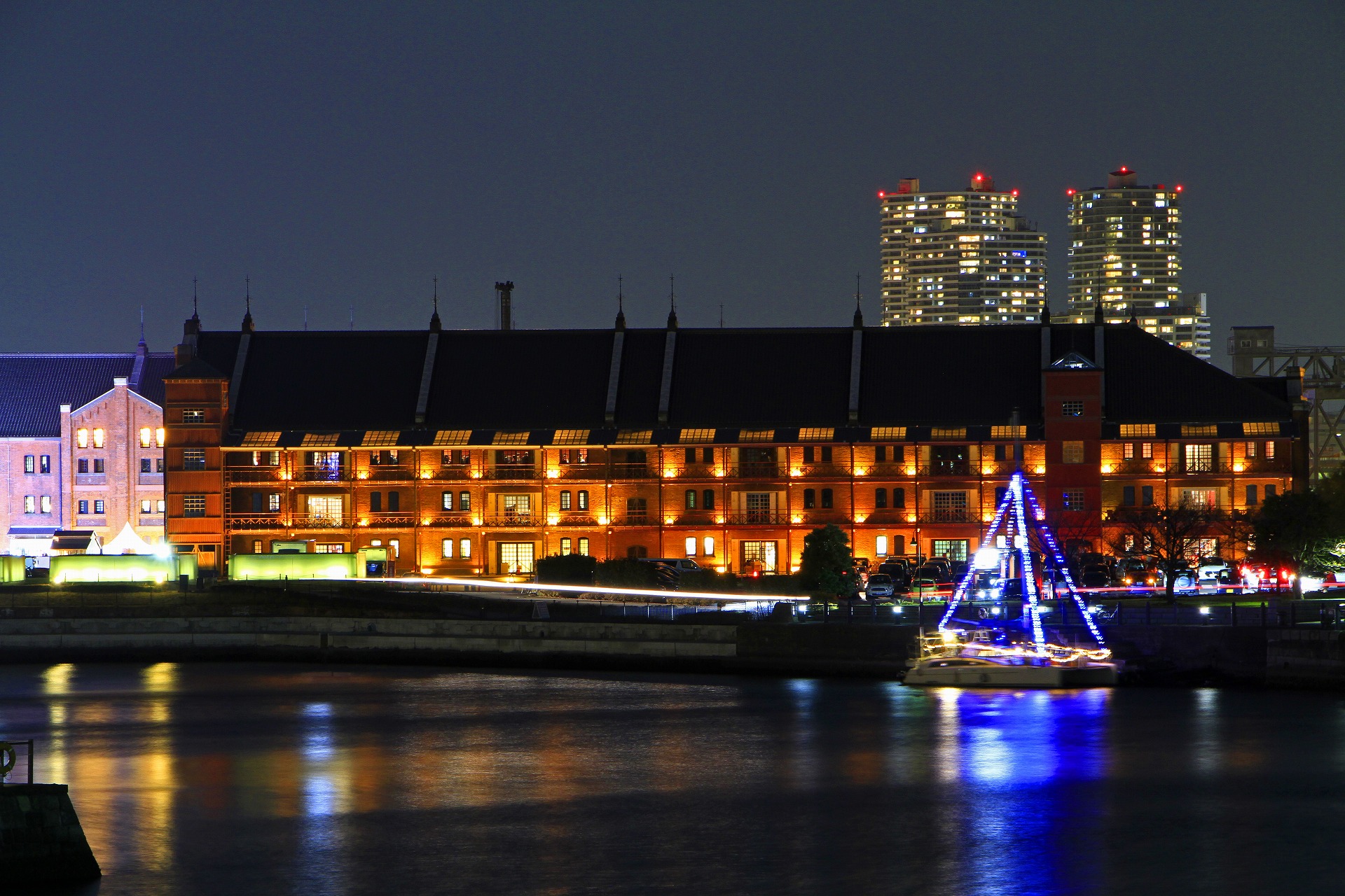 夜景 花火 イルミ 横浜赤レンガ倉庫 壁紙19x1280 壁紙館