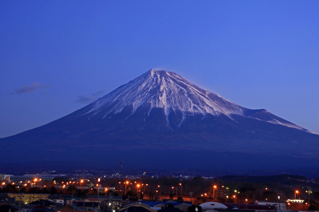 夕闇迫る富士山