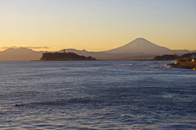 夕暮れ迫る湘南の海