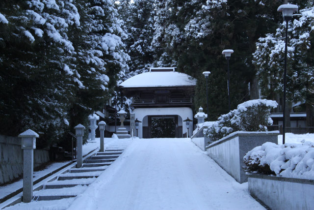 雪の高野山・西門院竜宮門