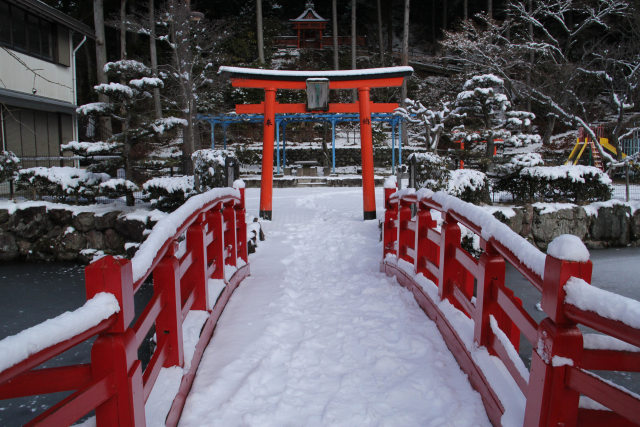 雪の高野山・祓河弁財天