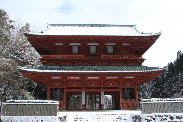 雪の高野山・大門