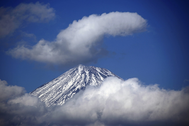 雲より顔を出し(富士山)