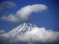 雲より顔を出し(富士山)