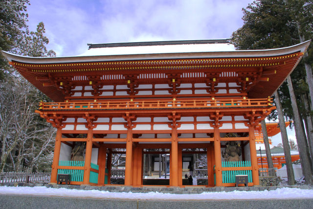 雪の高野山・中門