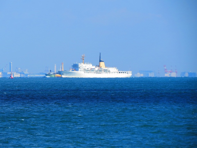 冬の須磨浦沖を行く船