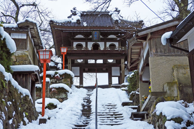 雪の正福寺参道-湯村温泉