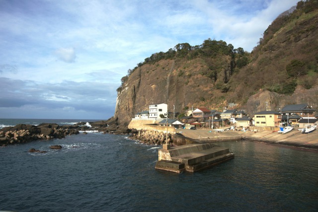 鳥糞岩と左右の漁港